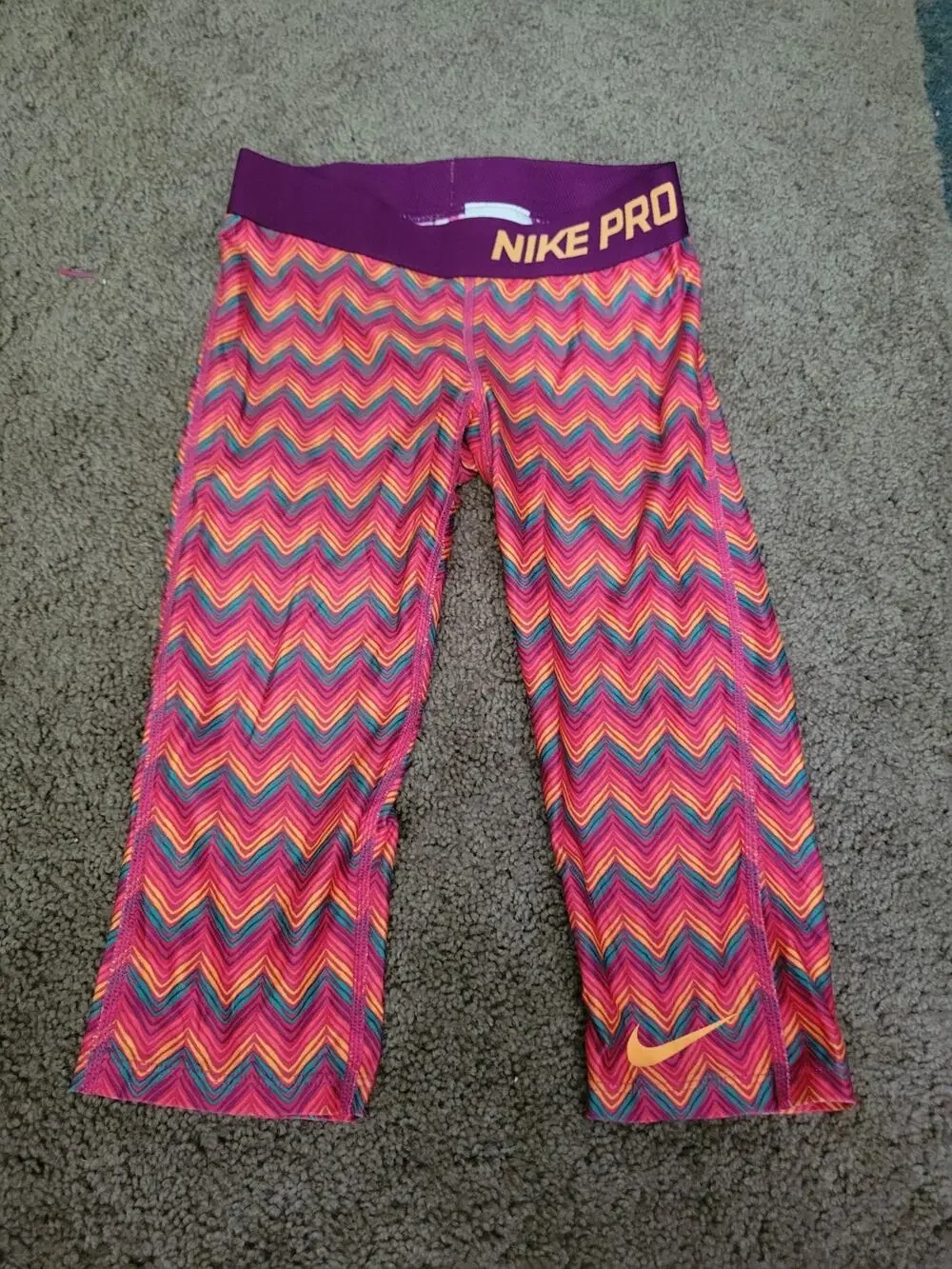 Nike Pro Girls Size S Ulticolor Chevron Print Capri Leggings